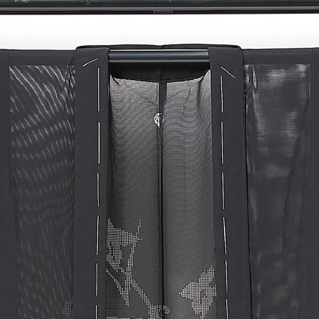 新古品 黒羽織 夏物 絽 身丈78cm 裄丈62cm 正絹 Nランク Sサイズ 一つ紋（三つ割桔梗） セミフォーマル 絵羽羽織 もじり織 菖蒲 しつけ糸 黒系 1217-14686