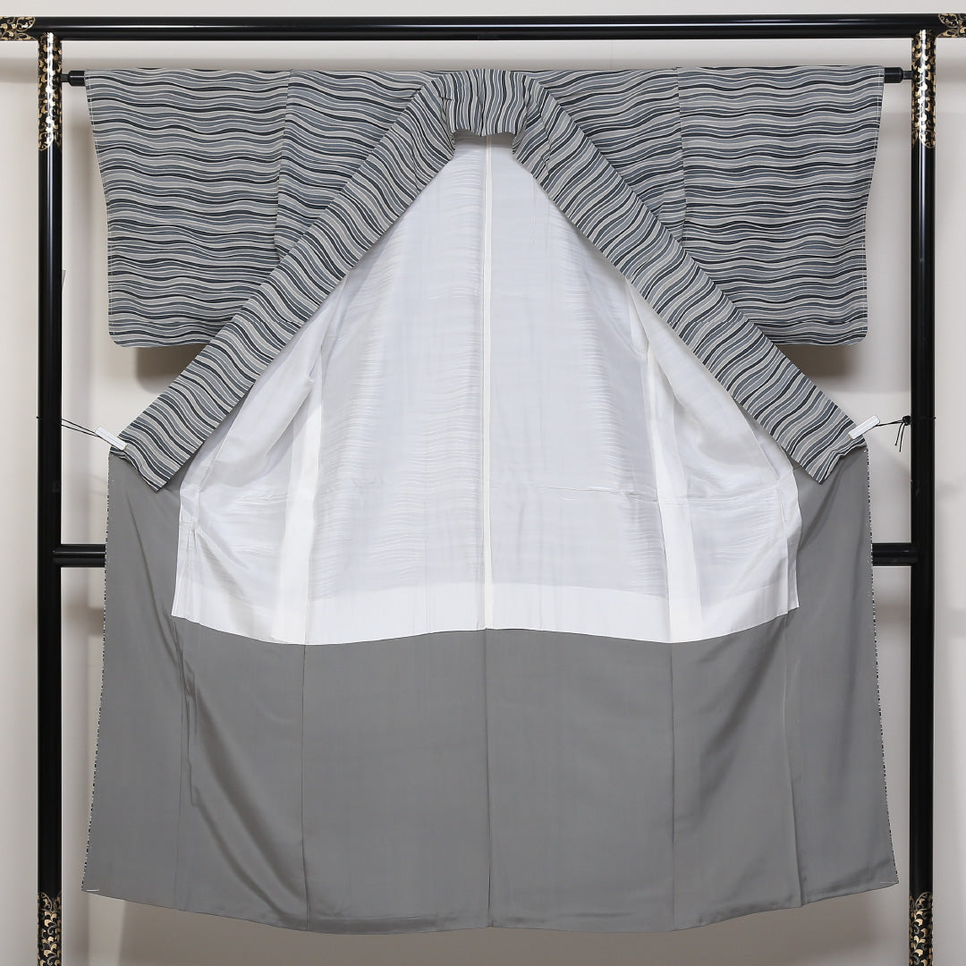 小紋 (錦紗) 袷 身丈143cm 裄丈63cm 正絹 Aランク 広衿 XSサイズ よろけ縞 グレー系 HP 1221-01678