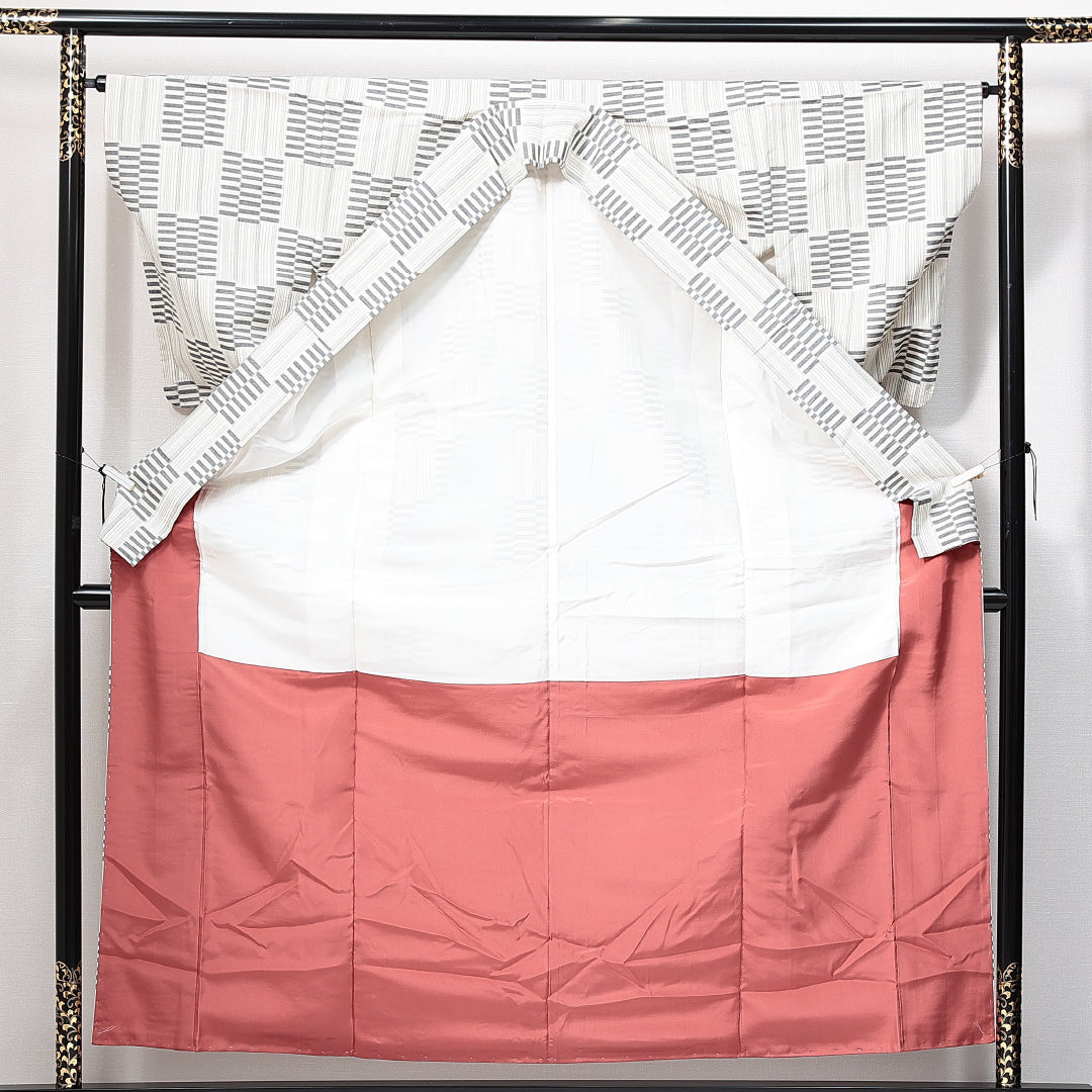 未使用品 紬 袷 身丈158cm 裄丈62cm 正絹 Nランク カジュアル 広衿 Mサイズ しつけ糸 市松 幾何学柄 白系 RP 1223-14887