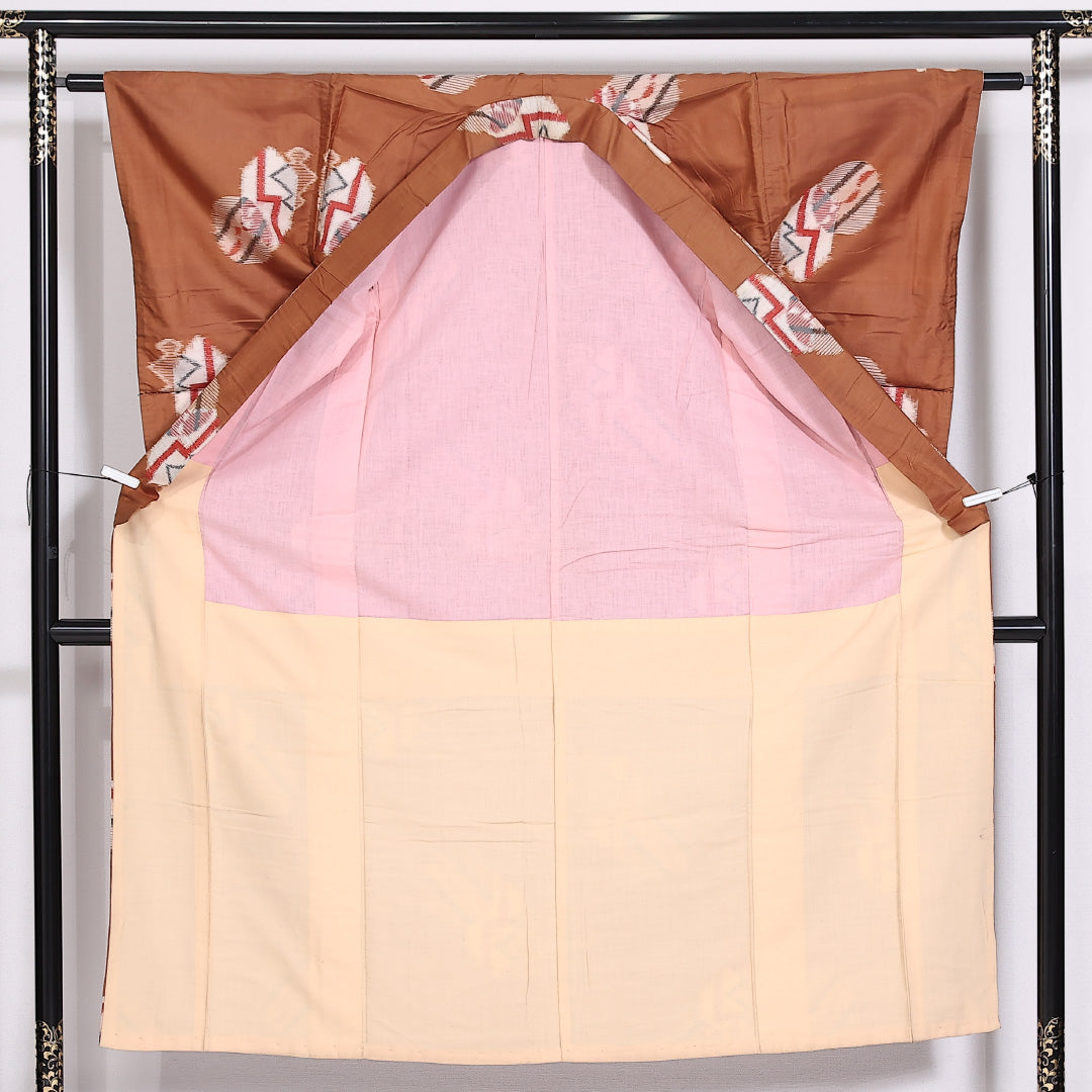 アンティーク 銘仙の着物 袷 身丈145cm 裄丈60cm 正絹 Cランク バチ衿 XSサイズ 幾何学柄 茶系 RP 1223-03959