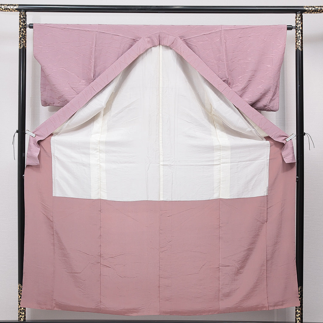 色無地 袷 身丈157cm 裄丈63cm 正絹 Bランク Mサイズ バチ衿 一つ紋（三つ割桔梗） セミフォーマル 紋意匠 創作柄 織り出し ピンク系 1214-15648