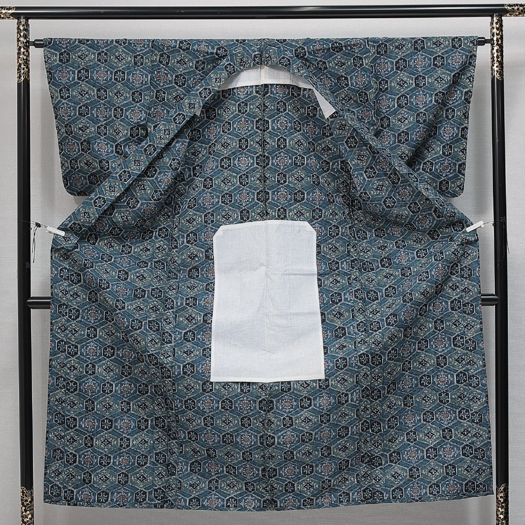 洗える着物 ウールの紬 単衣 身丈145cm 裄丈64cm ウール Sランク カジュアル バチ衿 XSサイズ 居敷当て 肩当て 亀甲 創作柄 青系 RP 1223-14783