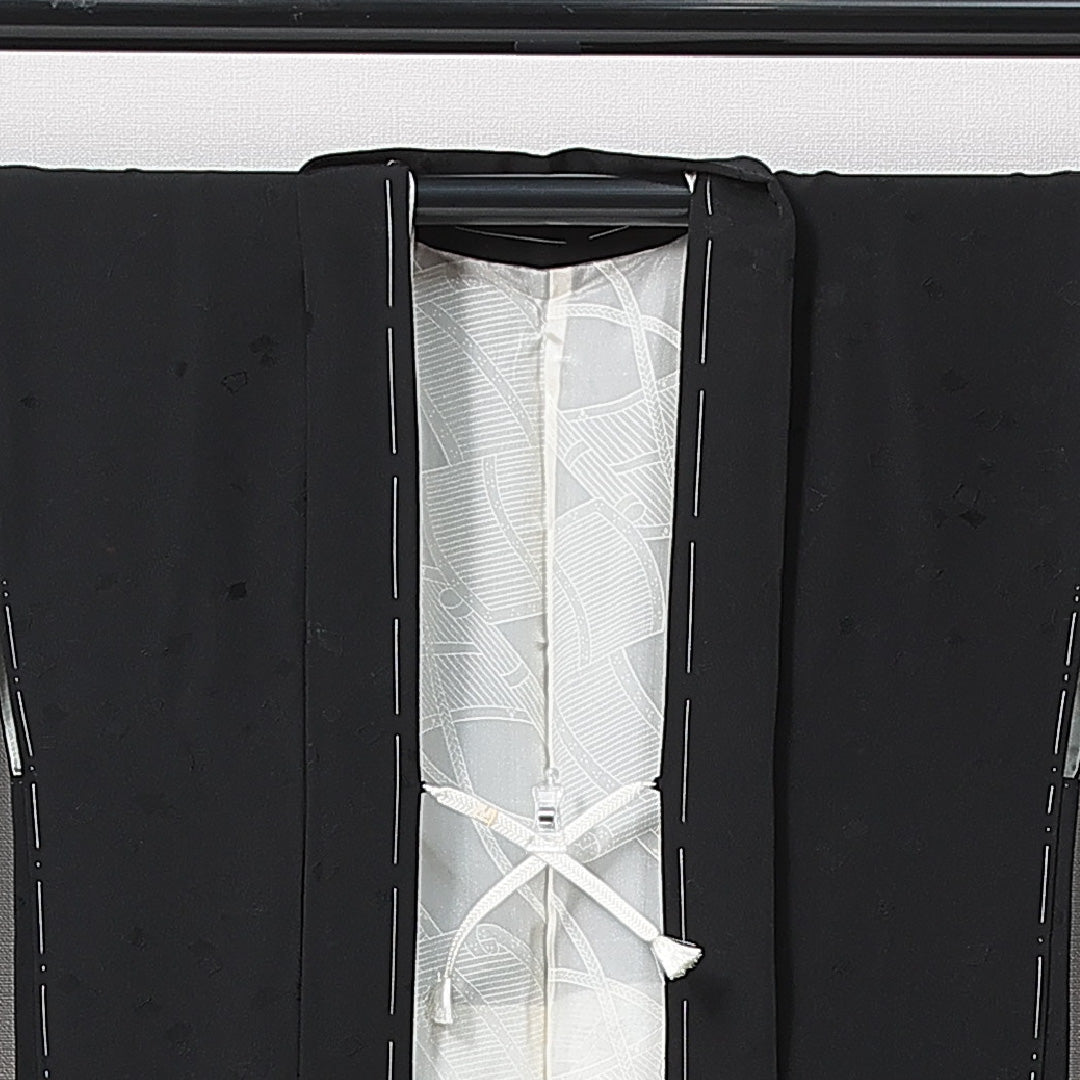 未使用品 黒羽織 袷 身丈80cm 裄丈64cm 正絹 Nランク 一つ紋 (蔦) 紋意匠 (銀杏) セミフォーマル Mサイズ 紐あり 証紙 しつけ糸 黒系 RP 1233-14676