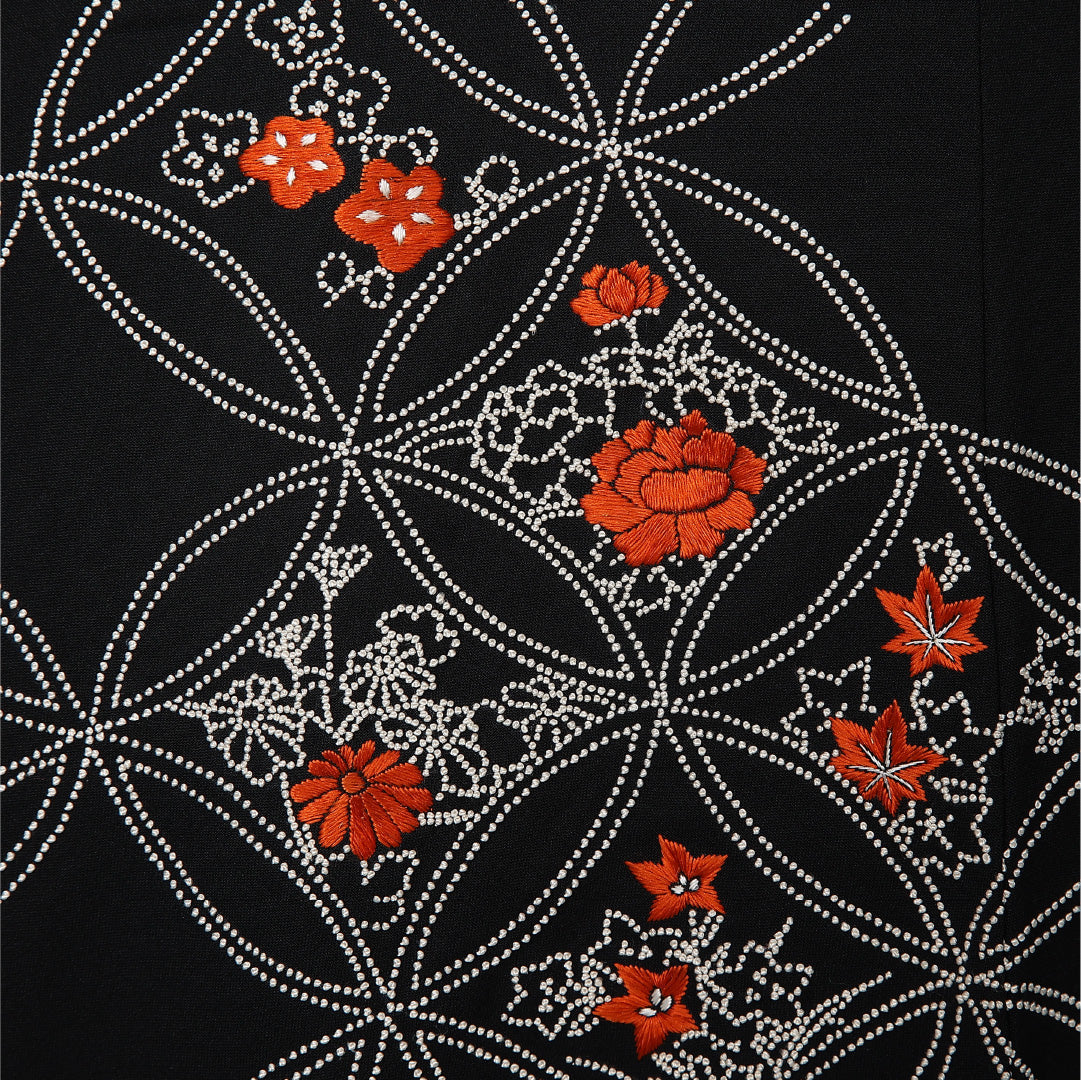 黒羽織 袷 身丈83cm 裄丈66cm 正絹 Sランク 一つ紋 (五三桐) セミフォーマル Mサイズ 刺繍 紐あり 七宝 牡丹 紅葉 小槌 黒系 RP 1233-12752