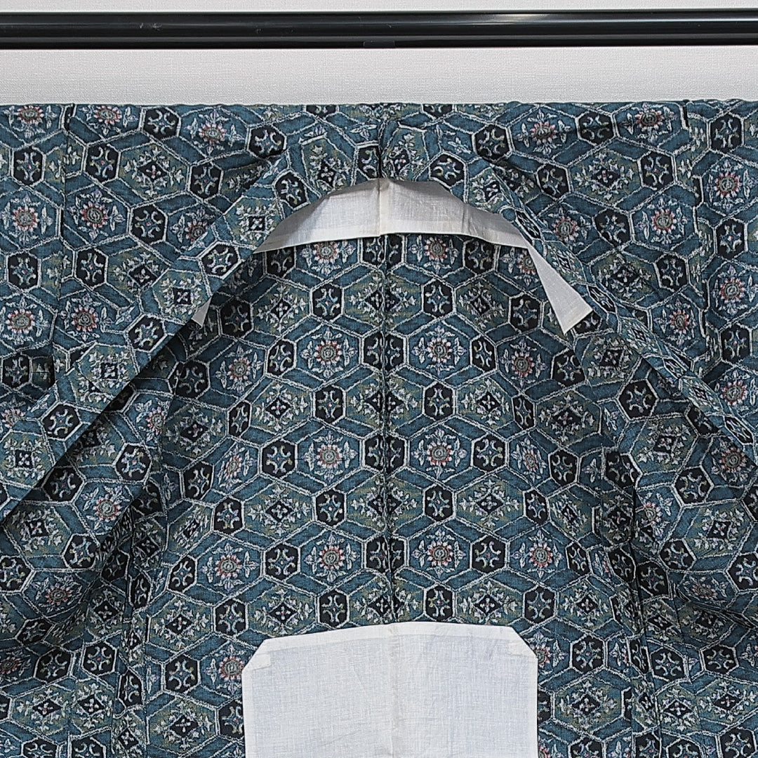 洗える着物 ウールの紬 単衣 身丈145cm 裄丈64cm ウール Sランク カジュアル バチ衿 XSサイズ 居敷当て 肩当て 亀甲 創作柄 青系 RP 1223-14783