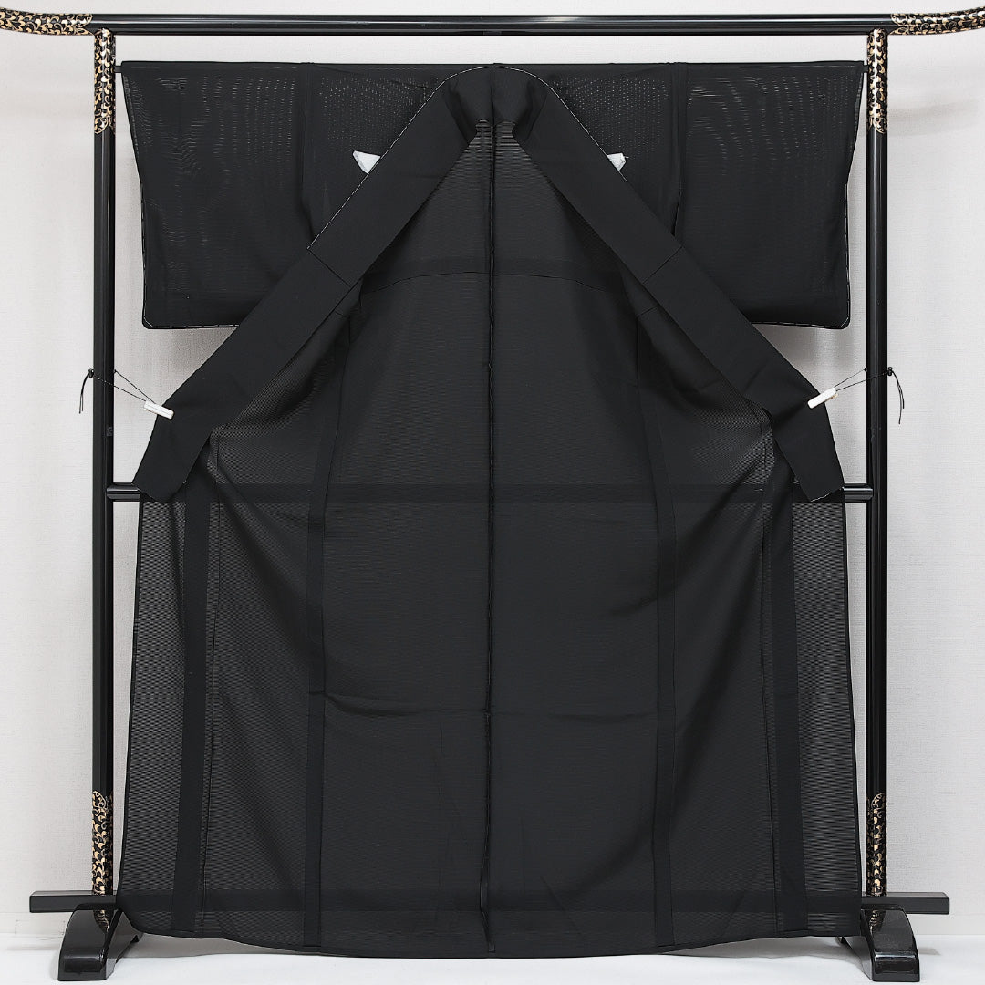 未使用品 夏物 黒紋付 絽 身丈167cm 裄丈67cm 正絹 Nランク 五つ紋 (違い矢) 弔事用 広衿 XLサイズ しつけ糸 黒系 M4 1230-06886