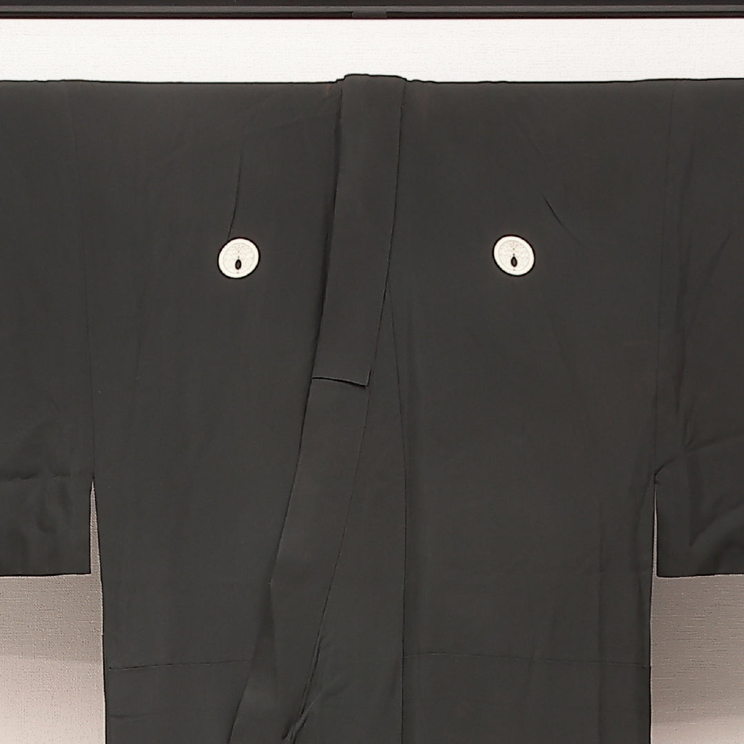 黒紋付 男性用 (羽二重) 袷 身丈143cm 裄丈68cm 正絹 Bランク 五つ紋 (丸に抱き茗荷) フォーマル 棒衿 XSサイズ 羽二重 黒系 RP 1231-17225