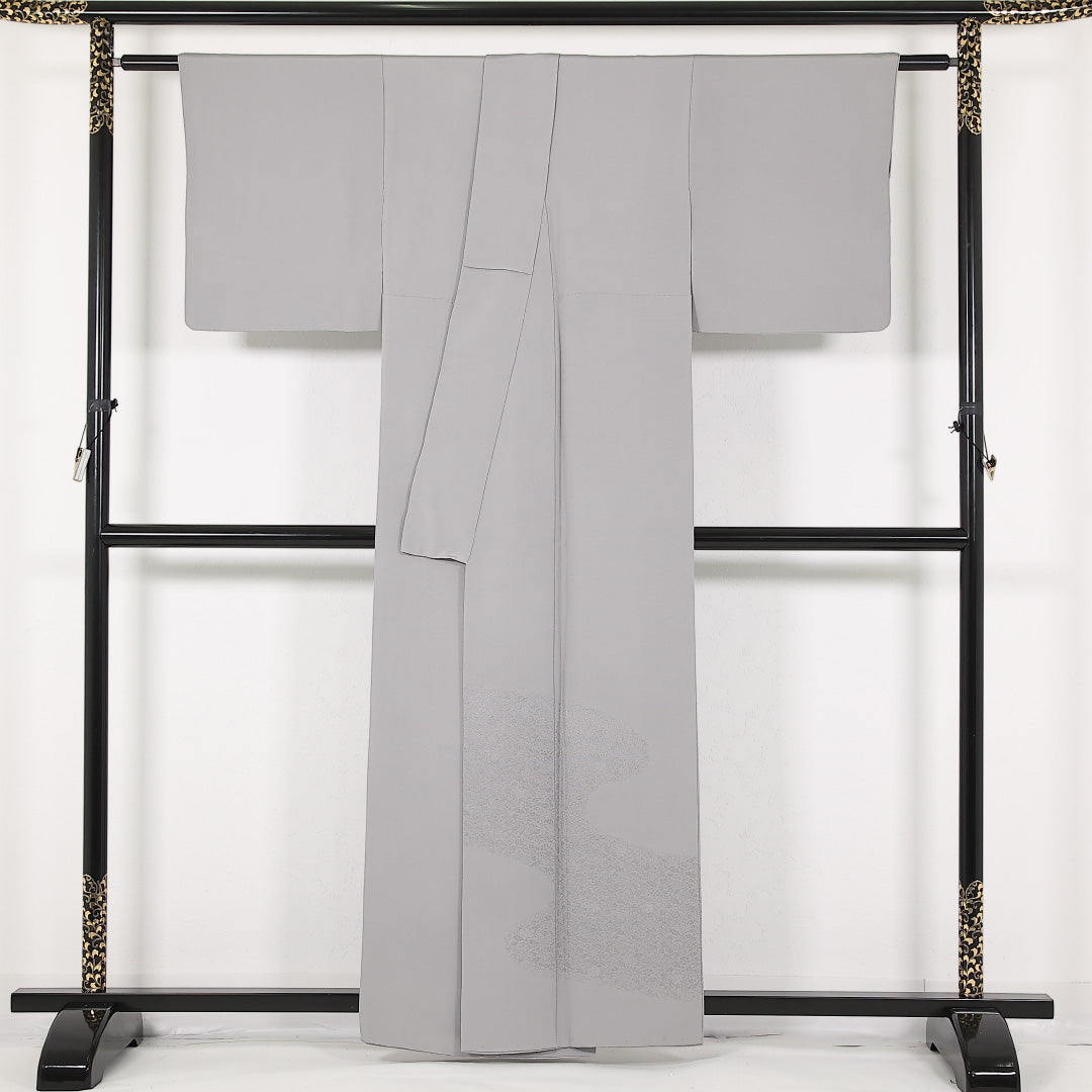 色無地 袷 身丈159cm 裄丈63cm 正絹 Sランク 一つ紋 (梅鉢) セミフォーマル 広衿 Sサイズ 証紙 葡萄唐草文 グレー系 RP 1219-17413