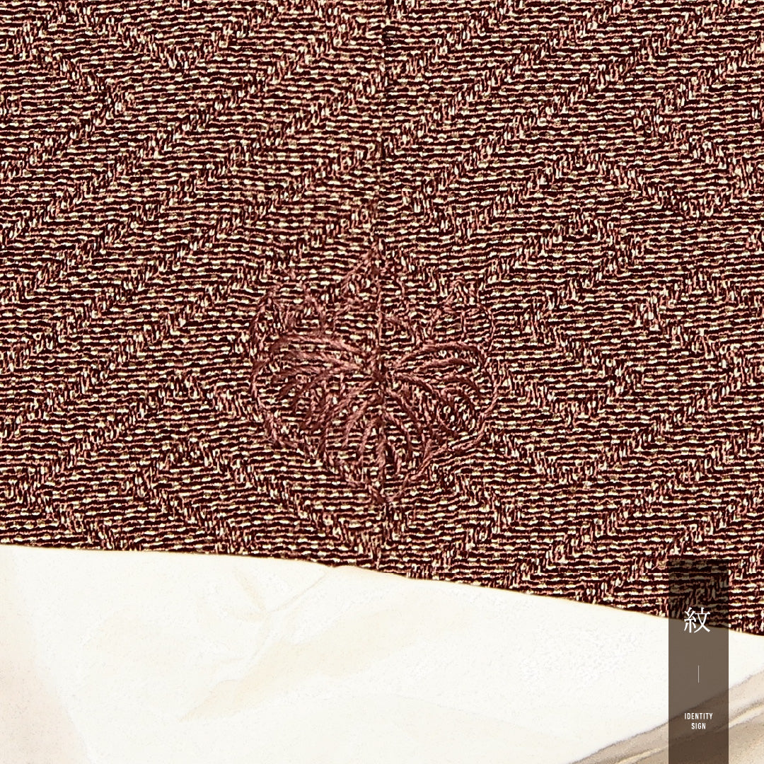 未使用品 江戸小紋 (鮫) 袷 身丈156cm 裄丈64cm 正絹 Nランク 一つ紋 (五三桐) 紋意匠 (紗綾形) セミフォーマル 広衿 Mサイズ 伊勢型 型染め しつけ糸 茶系 M4 1220-14056