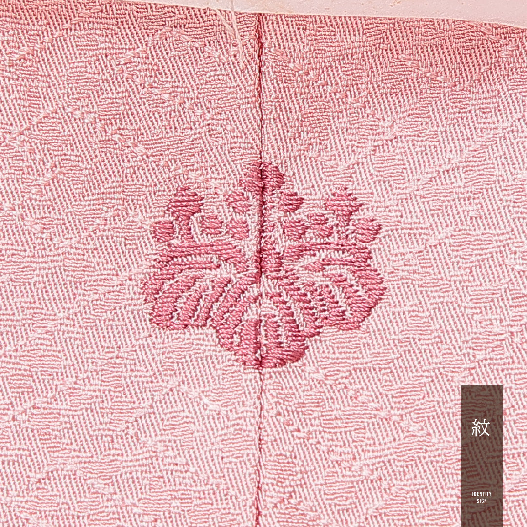 未使用品 色無地 袷 身丈158cm 裄丈65cm 正絹 Nランク 一つ紋 (五三桐) 紋意匠 (紗綾型) セミフォーマル 広衿 Mサイズ 付下げ 蘇州刺繍 汕頭刺繍 しつけ糸 亀甲 牡丹 ピンク系 M4 1219-14737