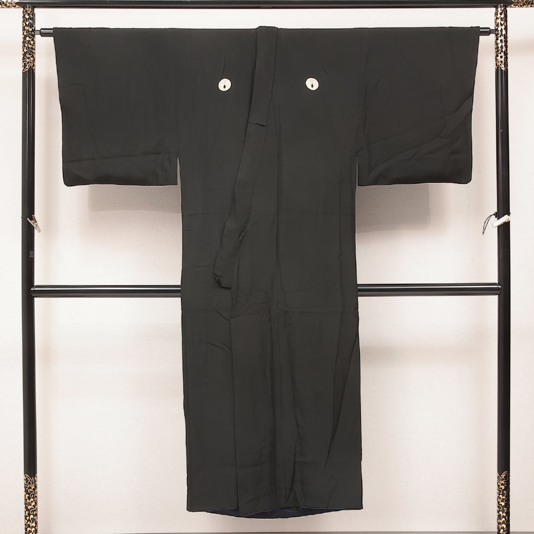 黒紋付 男性用 (羽二重) 袷 身丈143cm 裄丈68cm 正絹 Bランク 五つ紋 (丸に抱き茗荷) フォーマル 棒衿 XSサイズ 羽二重 黒系 RP 1231-17225