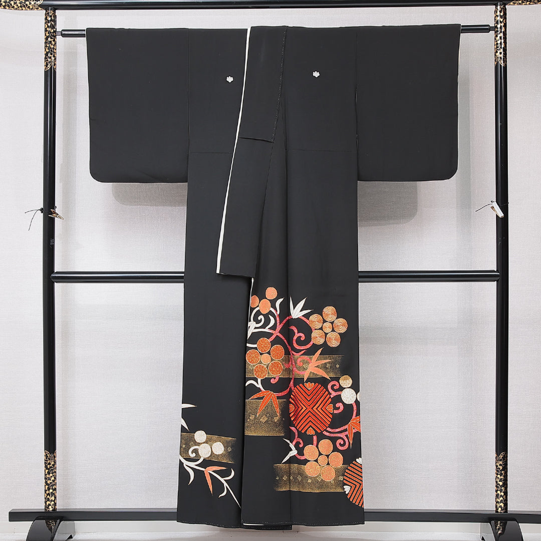 黒留袖 袷 身丈153cm 裄丈61cm 正絹 Bランク 三つ紋 (五三桐) フォーマル 広衿 Sサイズ 金彩 比翼 菊唐草文 梅鉢 黒系 RP 1213-06946