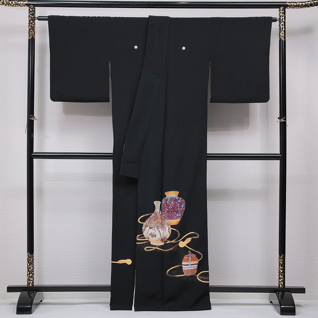 黒留袖 袷 身丈156cm 裄丈66cm 正絹 Cランク 五つ紋 (桔梗) フォーマル 広衿 Mサイズ 金駒刺繍 比翼 壺 組紐 黒系 LP 1213-07077