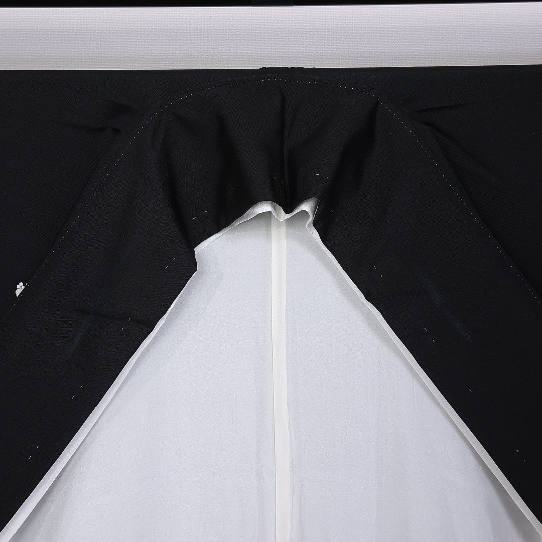 黒留袖 五つ紋 五三桐 身丈148cm 裄丈60.5cm Aランク 正絹 袷 比翼 広衿 XS 鶴 吉祥文様 松 フォーマル 黒系 1211-F0300