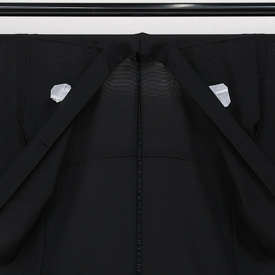 未使用品 夏物 黒紋付 絽 身丈156cm 裄丈65cm 正絹 Nランク 五つ紋 (五三桐) 弔事用 バチ衿 Mサイズ しつけ糸 黒系 M4 1230-06887