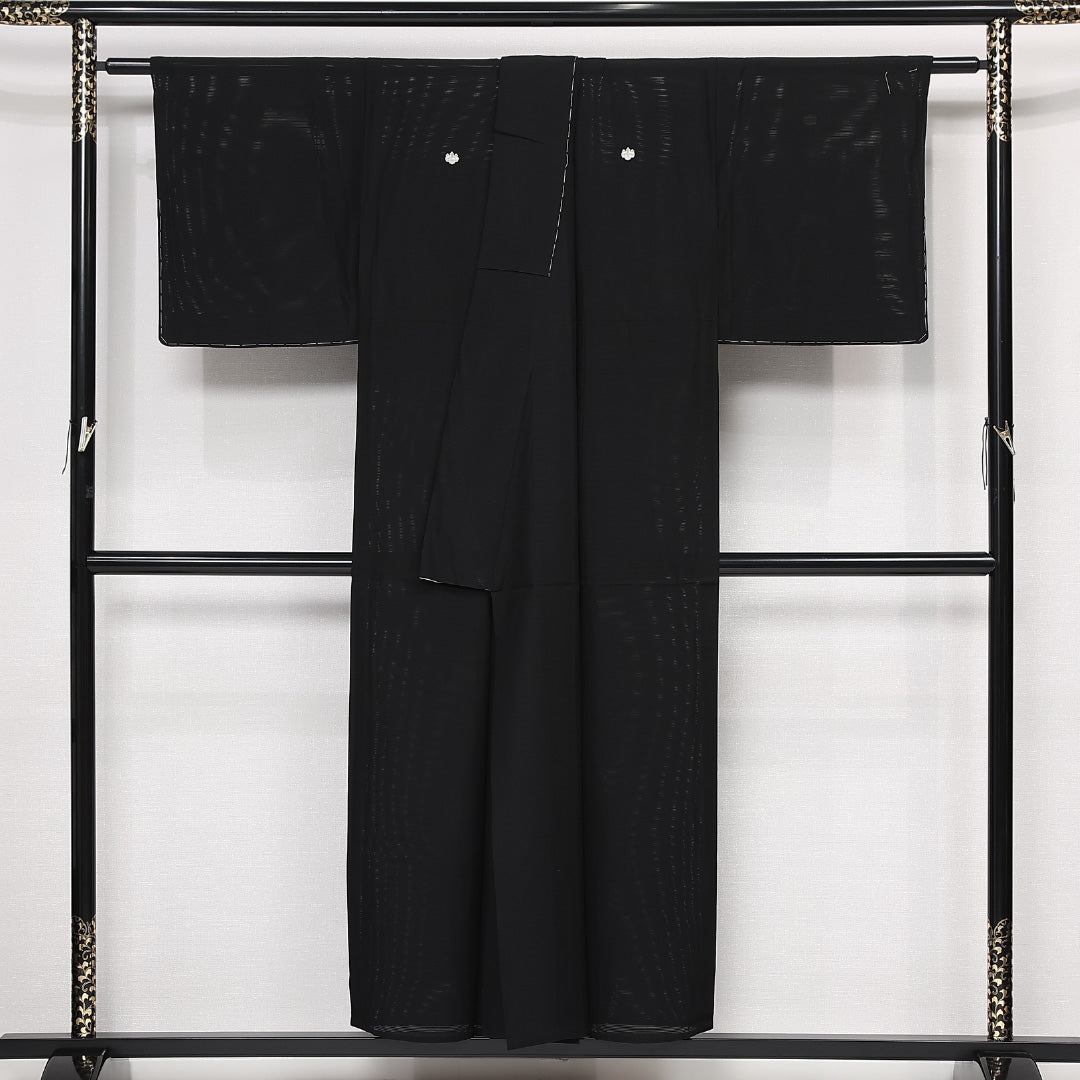 未使用品 夏物 黒紋付 絽 身丈151cm 裄丈63cm 正絹 Nランク 五つ紋 (五三桐) 弔事用 広衿 Sサイズ しつけ糸 黒系 M4 1230-06811