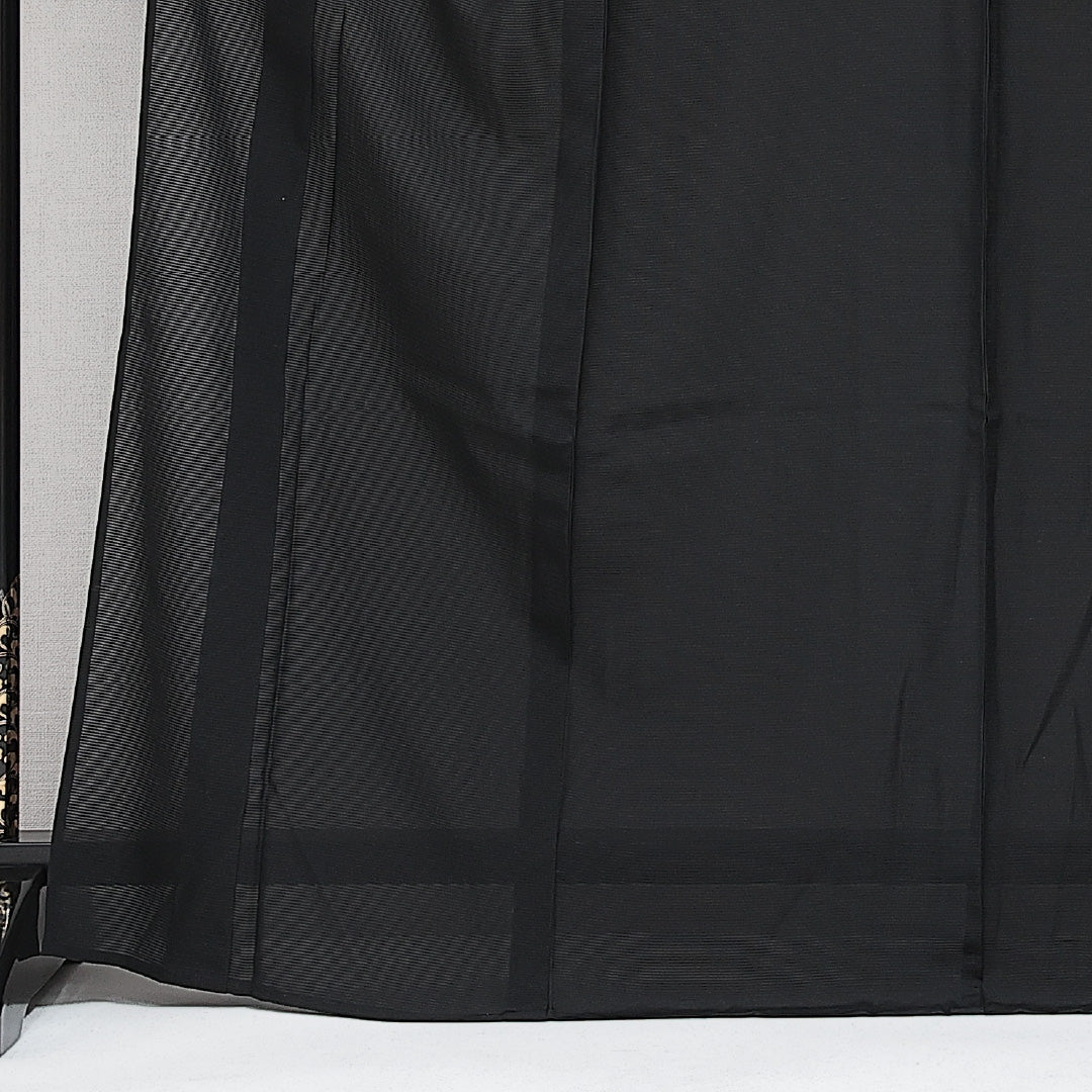 未使用品 夏物 黒紋付 絽 身丈167cm 裄丈67cm 正絹 Nランク 五つ紋 (違い矢) 弔事用 広衿 XLサイズ しつけ糸 黒系 M4 1230-06886