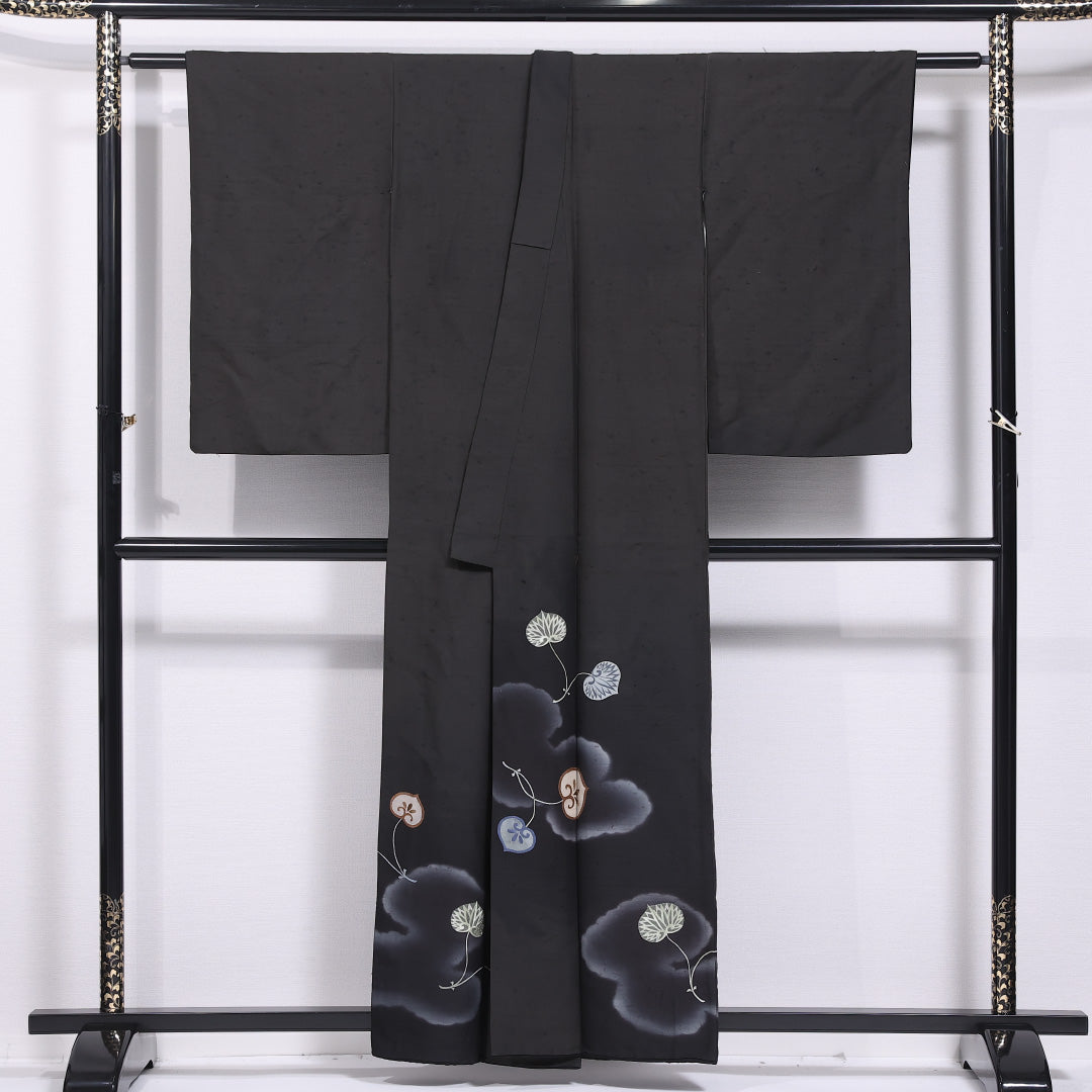 黒留袖 袷 身丈157cm 裄丈62cm 正絹 Aランク 三つ紋 (五三桐) フォーマル 広衿 Mサイズ ひげ紬 雲取り 植物柄 黒系 M4 1213-06827