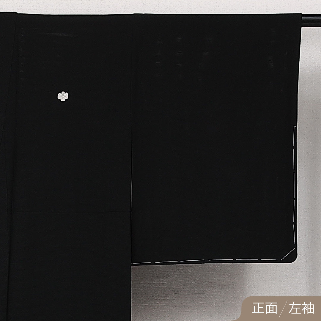 未使用品 夏物 黒紋付 絽 身丈156cm 裄丈63cm 正絹 Nランク 五つ紋 (五三桐) 弔事用 バチ衿 Mサイズ しつけ糸 無地 黒系 M4 1230-06872