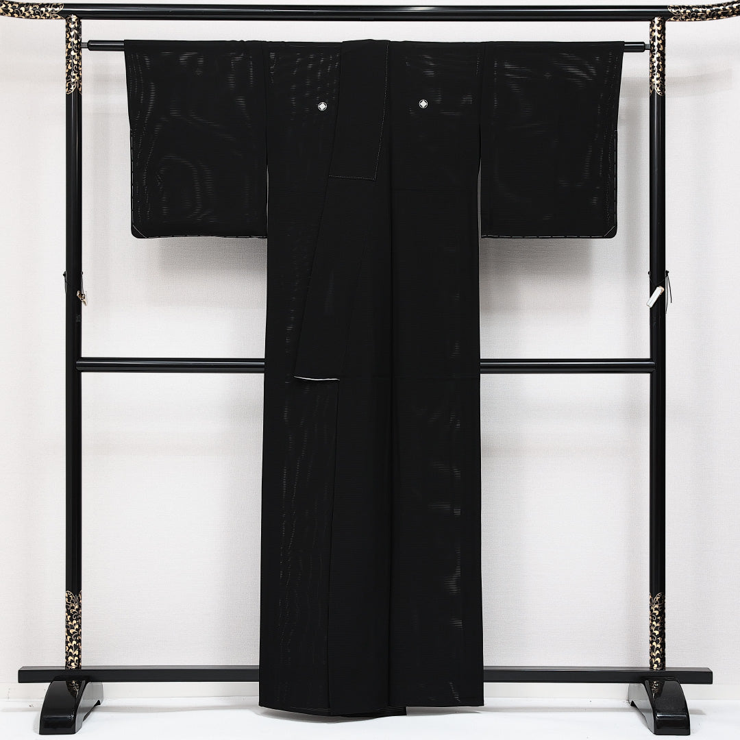 未使用品 夏物 黒紋付 絽 身丈158cm 裄丈63cm 正絹 Nランク 五つ紋 (丸に隅立て四つ目) 弔事用 広衿 Mサイズ 証紙 しつけ糸 黒系 M4 1230-06879