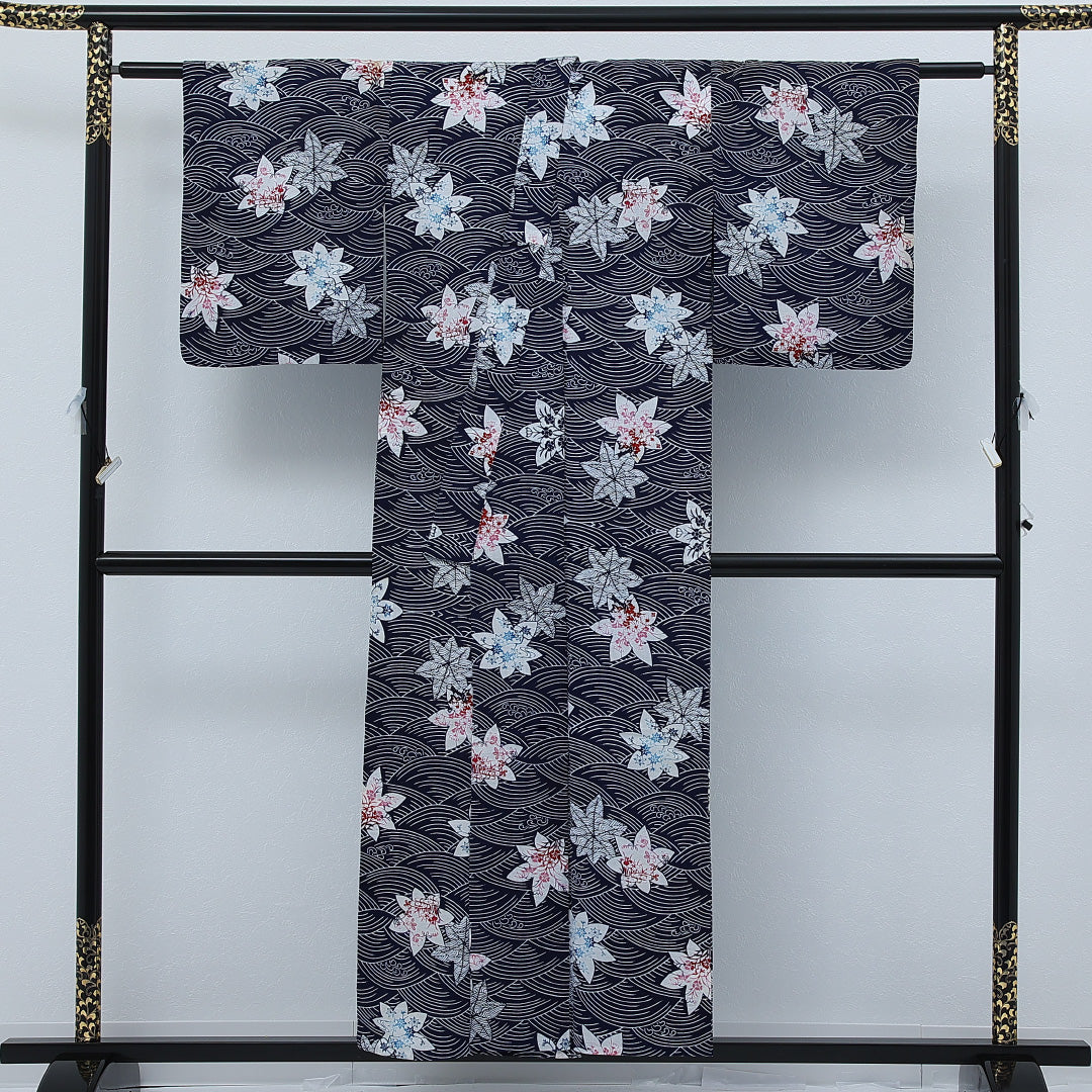 夏物 洗える着物 木綿の浴衣 身丈151cm 裄丈63cm 木綿 Cランク カジュアル バチ衿 Sサイズ 居敷当て 肩当て 光琳波 楓 紺系 RP 1225-17258