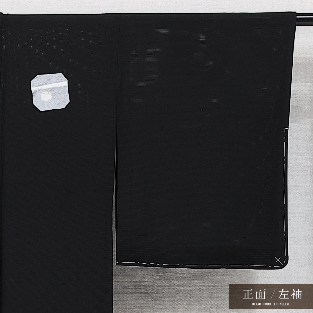 未使用品 夏物 黒紋付 絽 身丈156cm 裄丈65cm 正絹 Nランク 五つ紋 (五三桐) 弔事用 バチ衿 Mサイズ しつけ糸 黒系 M4 1230-06887