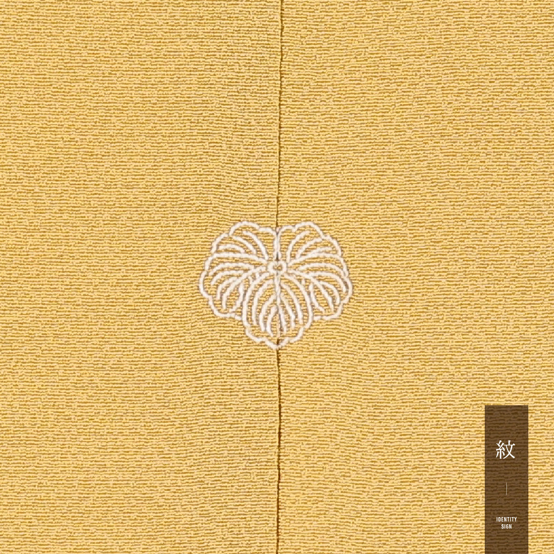 色無地 (ちりめん) 袷 身丈160cm 裄丈64cm 正絹 Aランク 一つ紋 (蔦) セミフォーマル 広衿 Sサイズ 紐あり ちりめん 黄系 RP 1219-17482