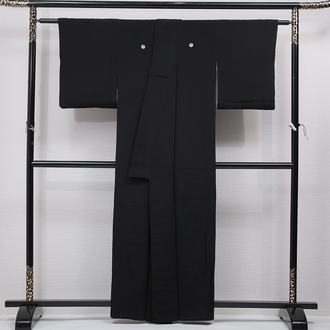 黒紋付 袷 身丈165cm 裄丈61cm 正絹 Sランク 五つ紋 (上がり藤に井形) 弔事用 広衿 XLサイズ 無地 黒系 RP 1230-07007