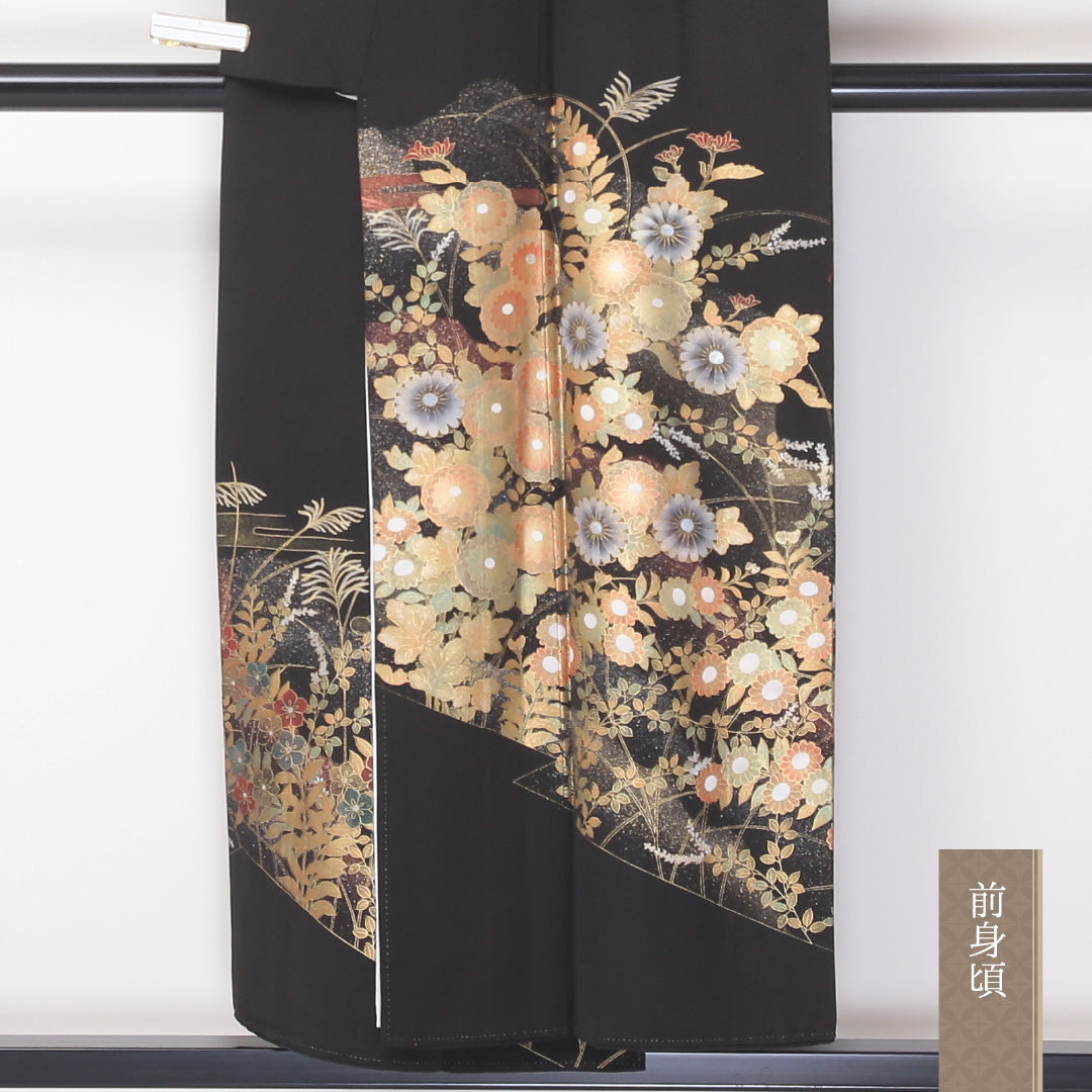 黒留袖 袷 身丈150cm 裄丈61cm 正絹 Sランク 五つ紋 (丸に九枚笹) フォーマル 広衿 Sサイズ 金彩 金箔 銀箔 比翼 作家物 落款 秋草文 黒系 RP 1213-06535