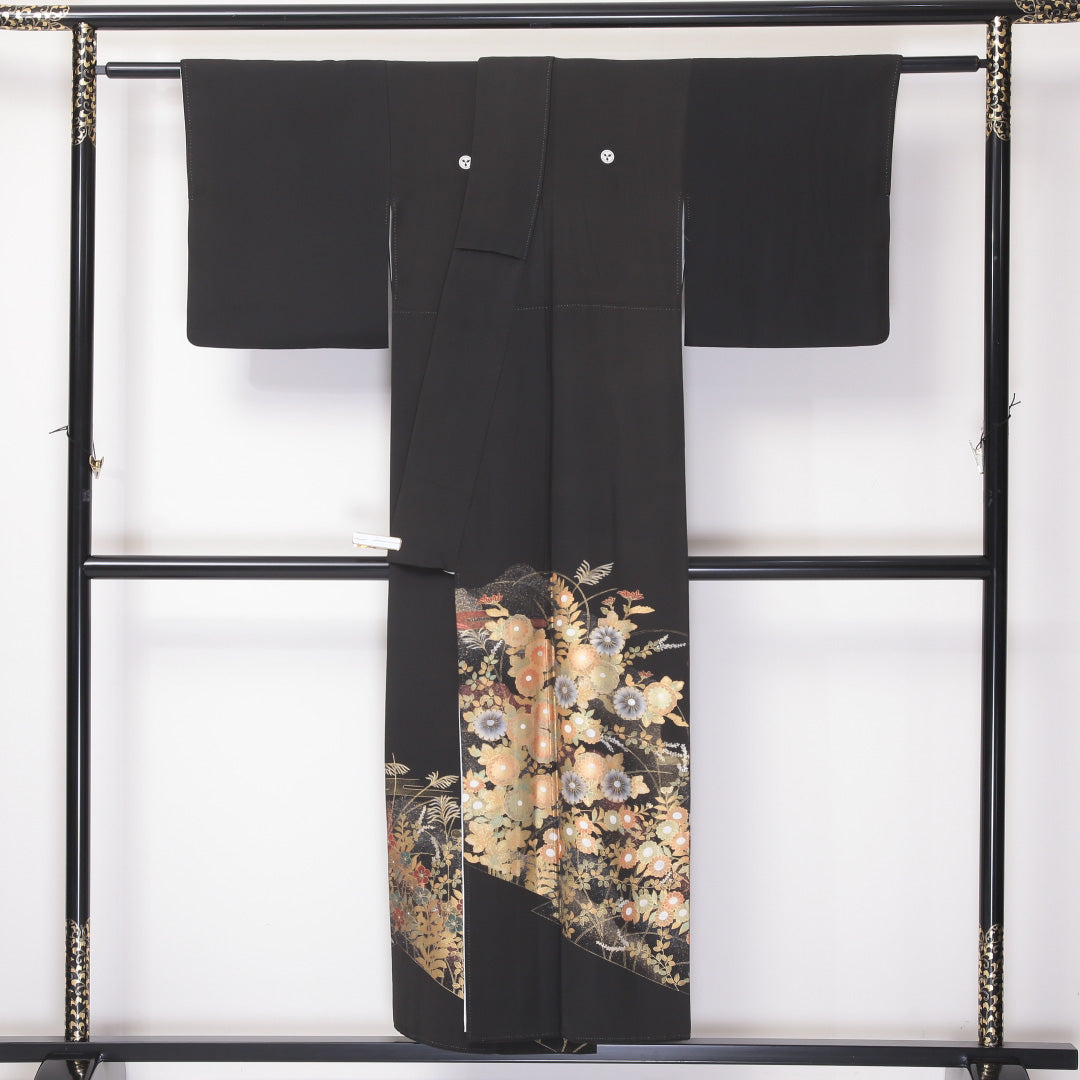 黒留袖 袷 身丈150cm 裄丈61cm 正絹 Sランク 五つ紋 (丸に九枚笹) フォーマル 広衿 Sサイズ 金彩 金箔 銀箔 比翼 作家物 落款 秋草文 黒系 RP 1213-06535