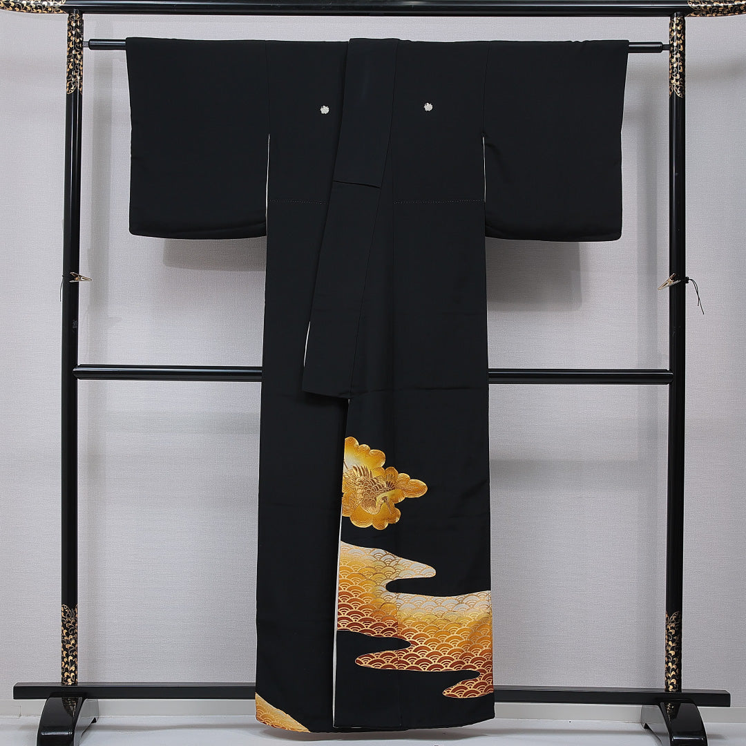 黒留袖 袷 身丈156cm 裄丈61cm 正絹 Sランク 五つ紋 (揚羽蝶) フォーマル 広衿 Mサイズ 刺繍 蘇州刺繍 比翼 落款 鶴 黒系 RP 1213-06997