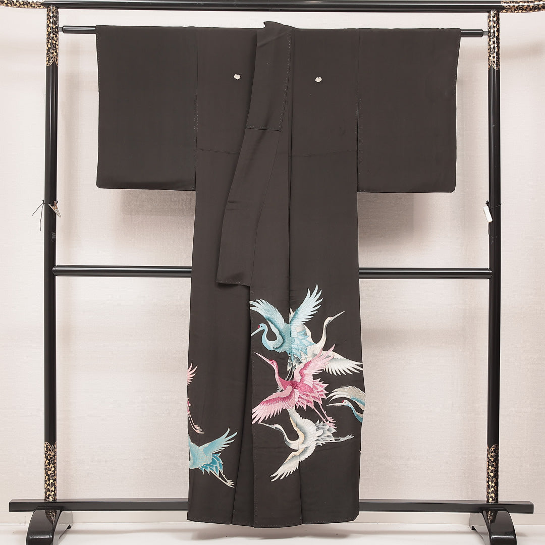 アンティーク 黒留袖 袷 身丈156cm 裄丈62cm 正絹 Aランク 五つ紋 (蔦) 広衿 Mサイズ 刺繍 鶴 黒系 RP 1213-07105
