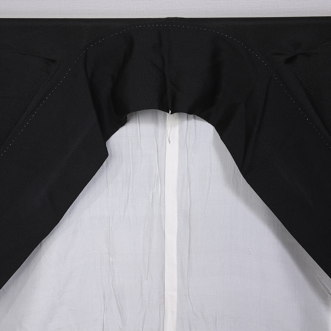 黒留袖 袷 身丈153cm 裄丈61cm 正絹 Aランク 五つ紋 (丸に五三桐) フォーマル 広衿 Sサイズ 刺繍 鶴 楼閣 黒系 RP 1213-06569