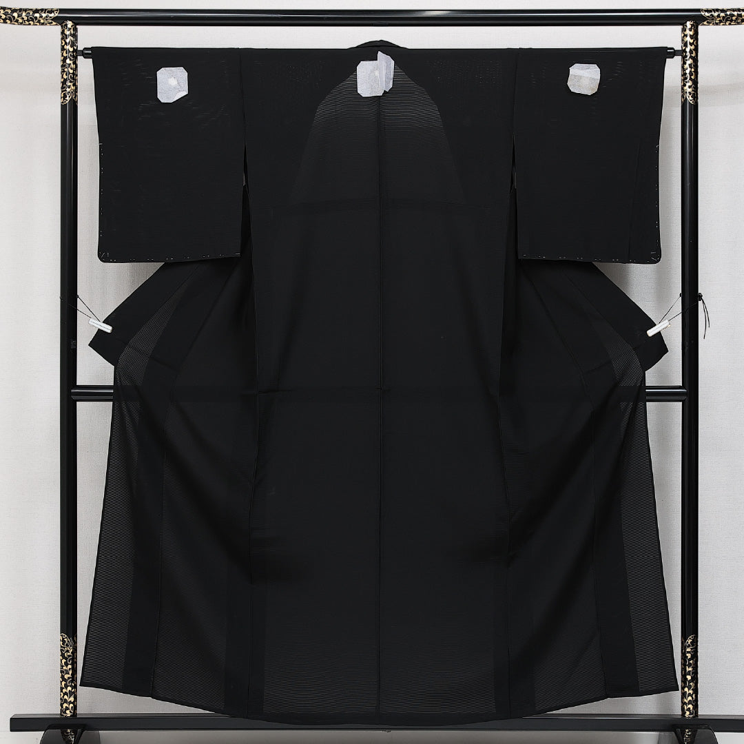 未使用品 夏物 黒紋付 絽 身丈156cm 裄丈65cm 正絹 Nランク 五つ紋 (五三桐) 弔事用 バチ衿 Mサイズ しつけ糸 黒系 M4 1230-06887