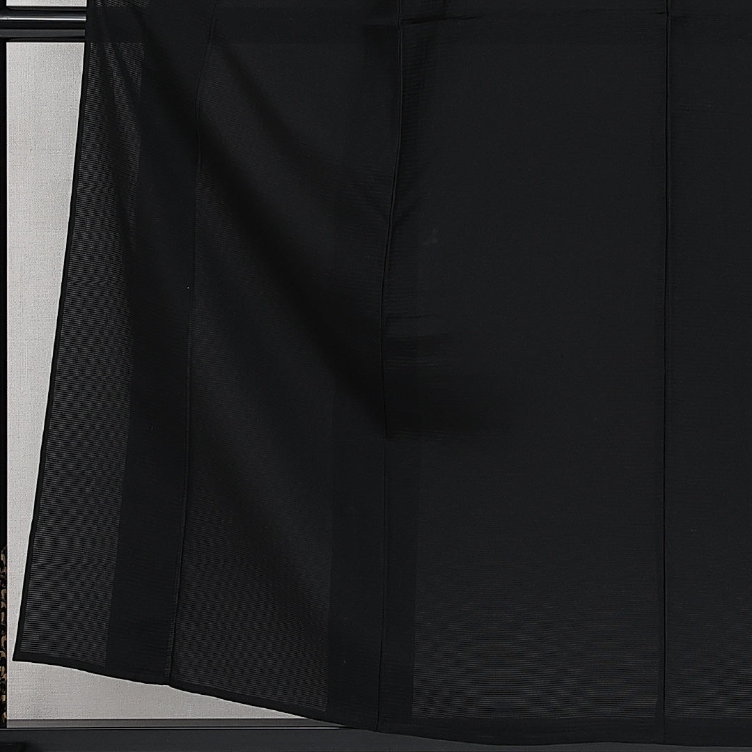 未使用品 夏物 黒紋付 絽 身丈156cm 裄丈65cm 正絹 Nランク 五つ紋 (五三桐) 弔事用 バチ衿 Mサイズ しつけ糸 黒系 M4 1230-06887