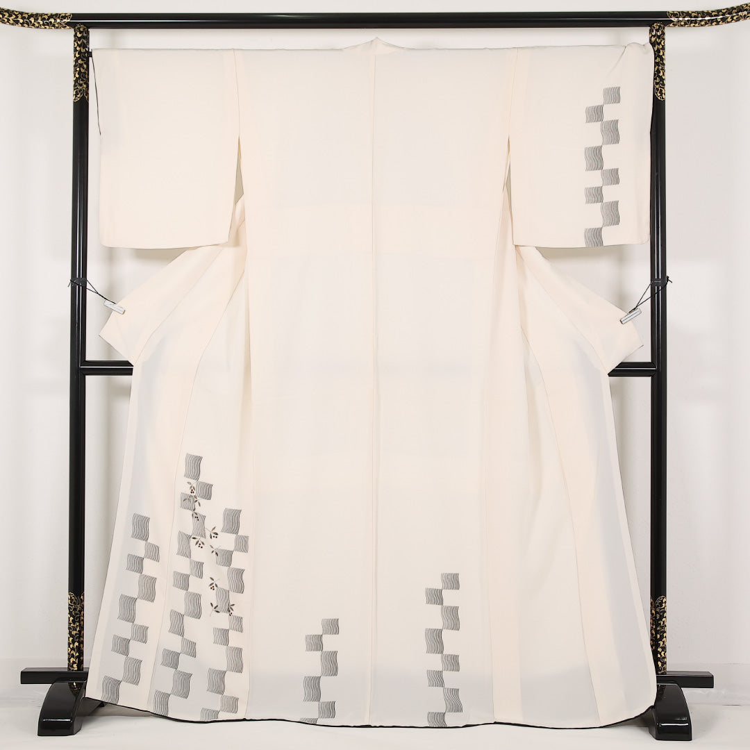未使用品 付下げ 袷 身丈168cm 裄丈69cm 正絹 Sランク インフォーマル 広衿 Mサイズ 金彩 しつけ糸 市松 南天 白系 M4 1218-17429