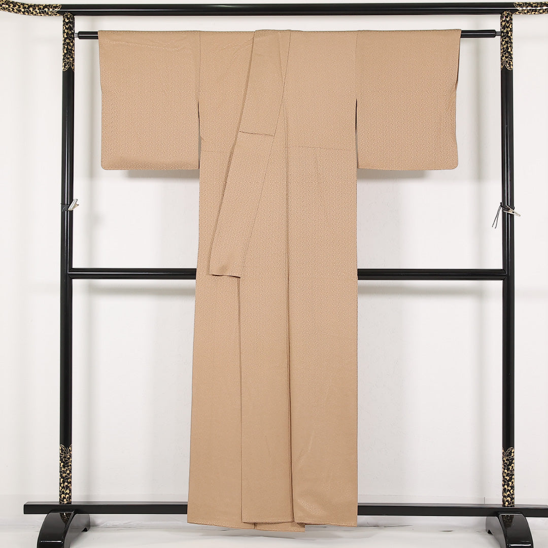 色無地 袷 身丈157cm 裄丈63cm 正絹 Aランク 一つ紋 (梅鉢) 紋意匠 (紗綾形) セミフォーマル 広衿 XSサイズ ベージュ系 RP 1219-17484