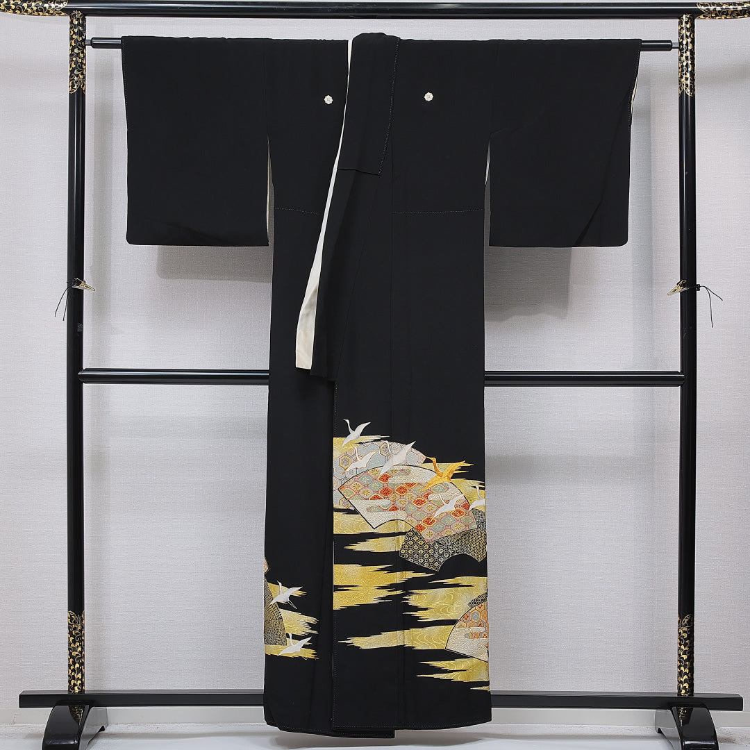 黒留袖 袷 身丈158cm 裄丈62cm 正絹 Aランク 五つ紋 (剣片喰) フォーマル 広衿 Mサイズ 金駒刺繍 比翼 鶴 吉祥文様 黒系 RP 1213-07072