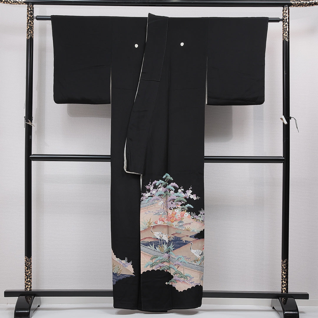 黒留袖 袷 身丈157cm 裄丈62cm 正絹 Aランク 五つ紋 (剣片喰) フォーマル 広衿 Mサイズ 金駒刺繍 比翼 鶴 松竹梅 黒系 RP 1213-07006