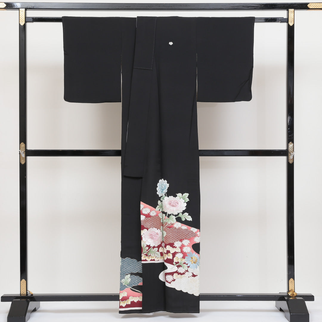 黒留袖 袷 身丈159cm 裄丈63cm 正絹 Cランク 五つ紋 (蔦) フォーマル 広衿 Mサイズ 流水 牡丹 黒系 RP 1213-06392