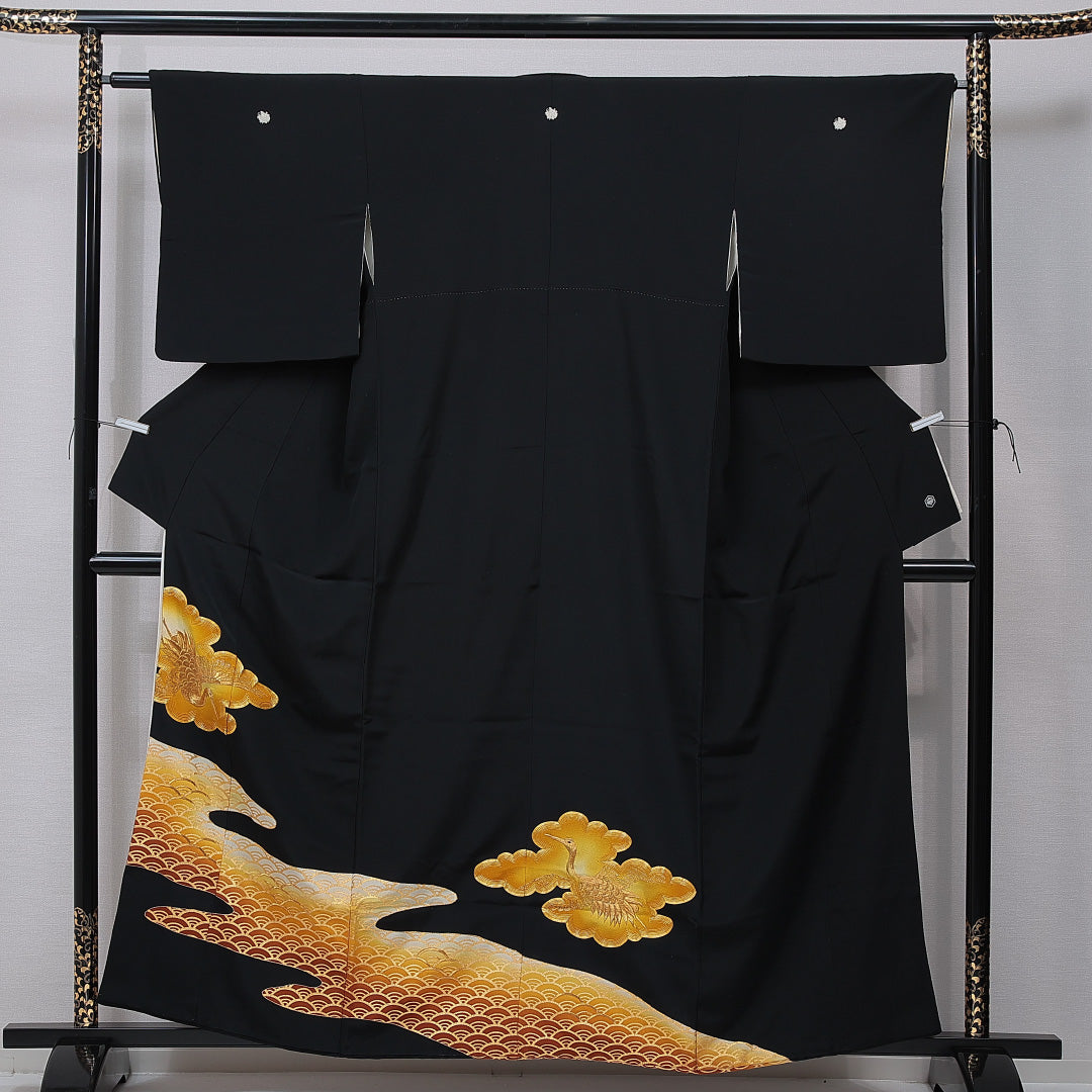 黒留袖 袷 身丈156cm 裄丈61cm 正絹 Sランク 五つ紋 (揚羽蝶) フォーマル 広衿 Mサイズ 刺繍 蘇州刺繍 比翼 落款 鶴 黒系 RP 1213-06997