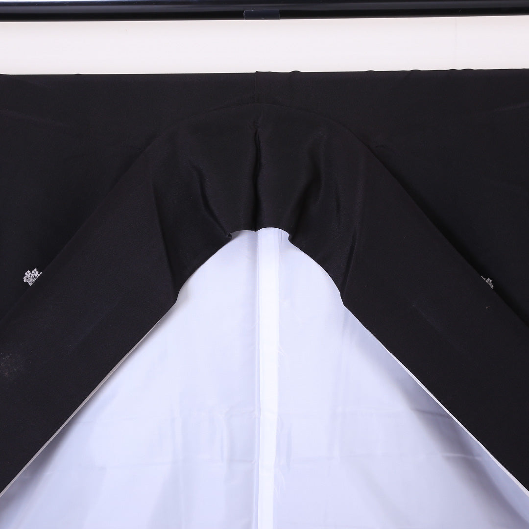 洗える着物 黒留袖 袷 身丈159cm 裄丈64cm ポリエステル Bランク 五つ紋 (五三桐) フォーマル 広衿 Mサイズ 比翼 鶴 山水 黒系 RP 1213-06464
