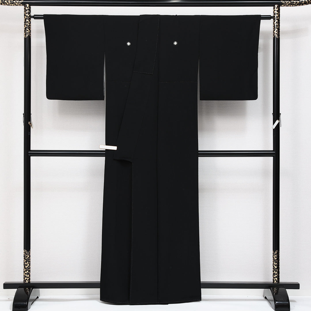 黒紋付 袷 身丈159cm 裄丈63cm 正絹 Sランク 五つ紋 (丸に隅立て四つ目) 弔事用 広衿 Mサイズ 黒系 RP 1230-06878