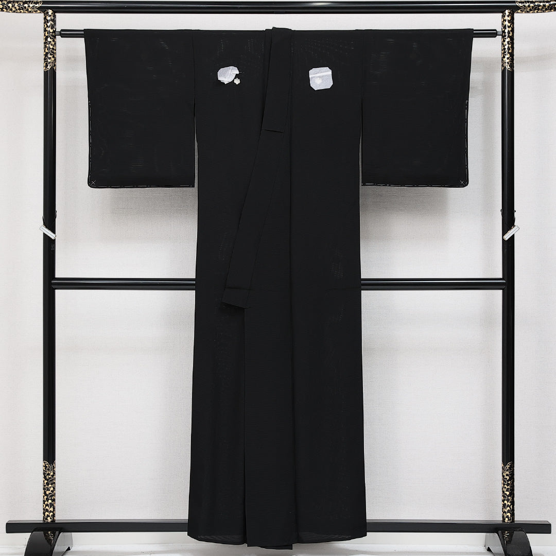 未使用品 夏物 黒紋付 絽 身丈156cm 裄丈65cm 正絹 Nランク 五つ紋 (五三桐) 弔事用 バチ衿 Mサイズ しつけ糸 黒系 M4 1230-06887