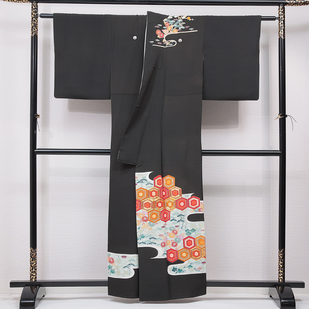 黒留袖 袷 身丈158cm 裄丈62cm 正絹 Cランク 五つ紋 (抱き茗荷) フォーマル 広衿 Mサイズ 金駒刺繍 道長取り 亀甲 黒系 LP 1213-07052