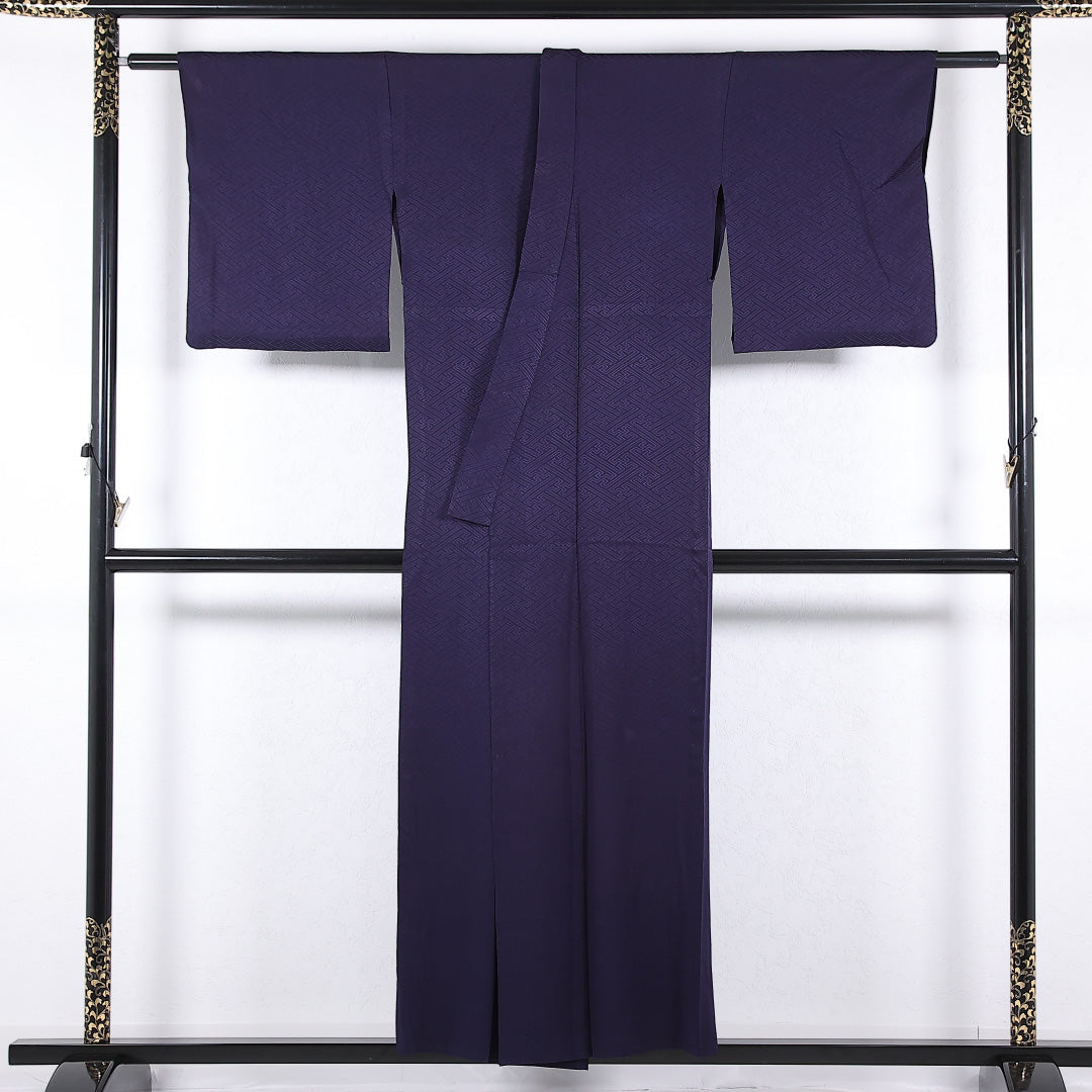 色無地 単衣 身丈150cm 裄丈63cm 正絹 Cランク 一つ紋 (中陰五三桐) 紋意匠 (紗綾形) セミフォーマル バチ衿 XSサイズ 紺系 RP 1219-17338