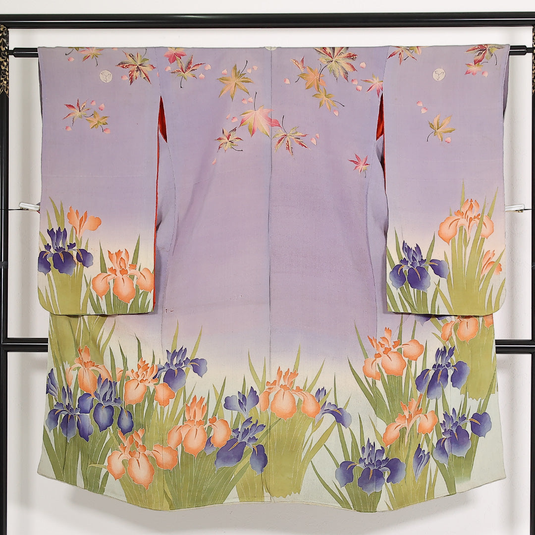 アンティーク 小振袖 (ちりめん) 袷 身丈128cm 裄丈63cm 正絹 Dランク 三つ紋 (三つ割五三桐) バチ衿 XSサイズ 菖蒲 紅葉 ちりめん グレー系 M4 1216-17555