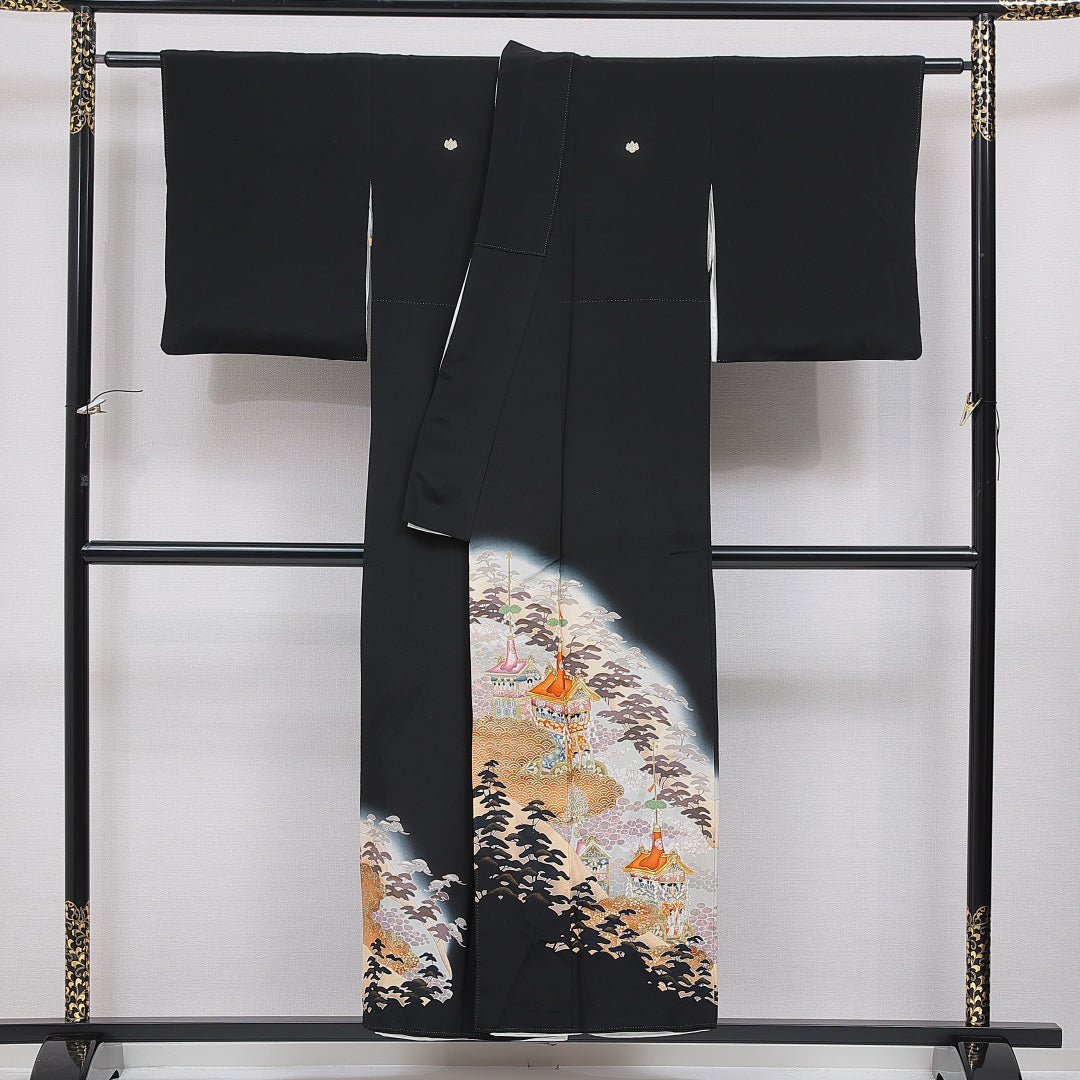 黒留袖 袷 身丈153cm 裄丈63cm 正絹 Aランク 五つ紋 (五三桐) フォーマル 広衿 Sサイズ 比翼 京洛百景 祇園祭 鉾 黒系 RP 1213-07100