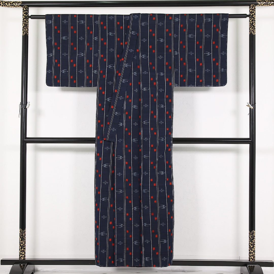 琉球絣の着物 袷 身丈154cm 裄丈63cm 正絹 Sランク カジュアル バチ衿 XSサイズ トゥイグヮー カキジャー 紺系 RP 1223-17463