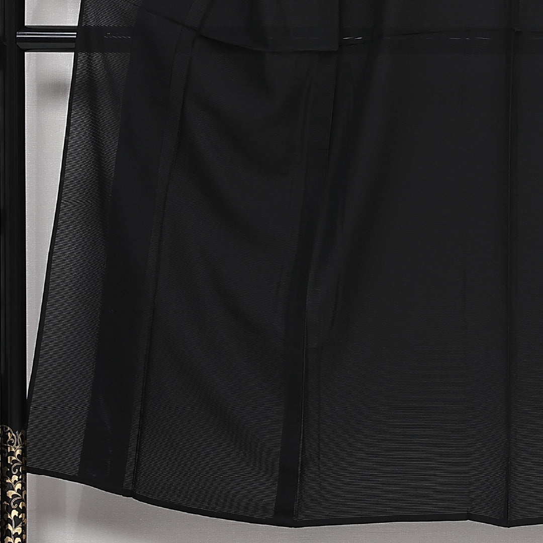 未使用品 夏物 黒紋付 絽 身丈151cm 裄丈63cm 正絹 Nランク 五つ紋 (五三桐) 弔事用 広衿 Sサイズ しつけ糸 黒系 M4 1230-06811